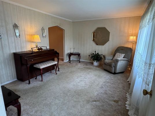 Interior, Piano