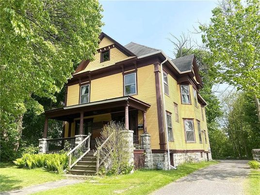 Exterior, Facade, Queen Anne Victorian