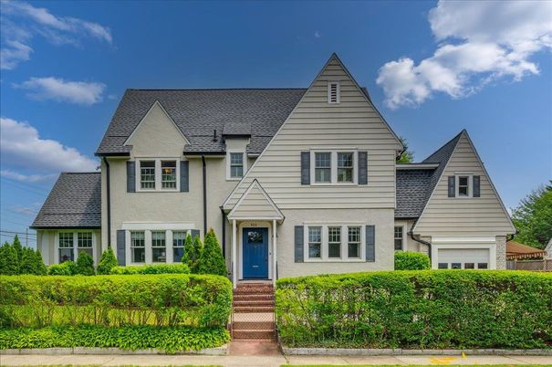 Exterior, Facade, Queen Anne Victorian