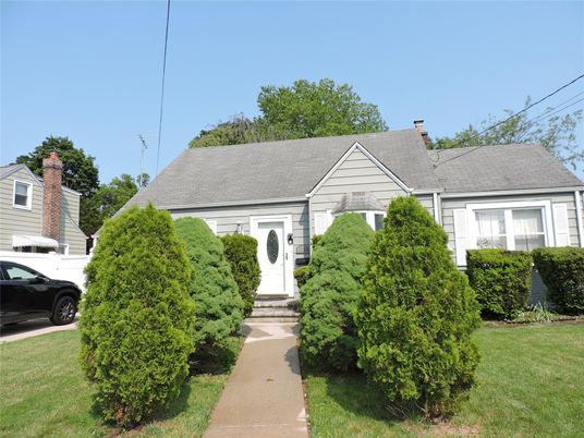 Exterior, Facade, Cape Cod