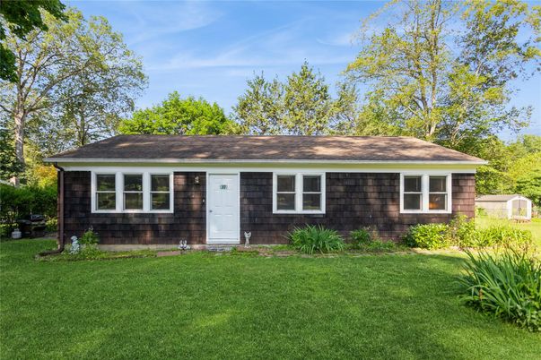 Exterior, Facade, Ranch