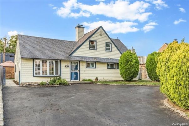 Exterior, Facade, Cape Cod