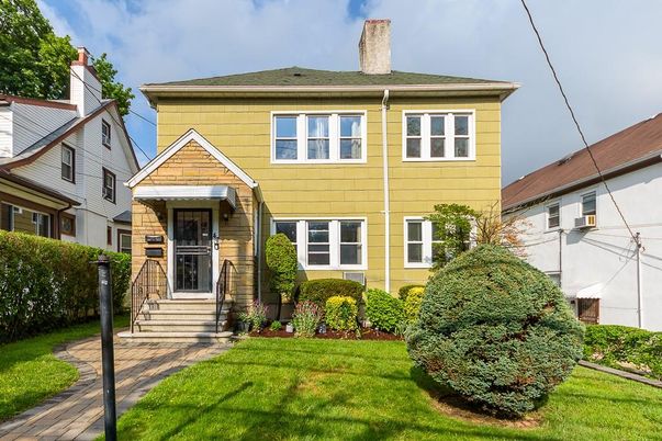 Exterior, Facade, American Foursquare