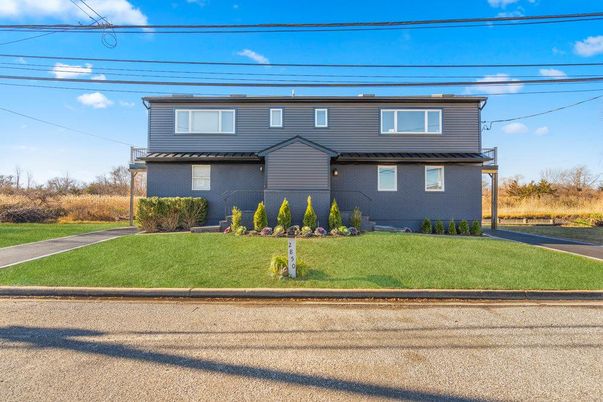 Exterior, Facade, Raised Ranch