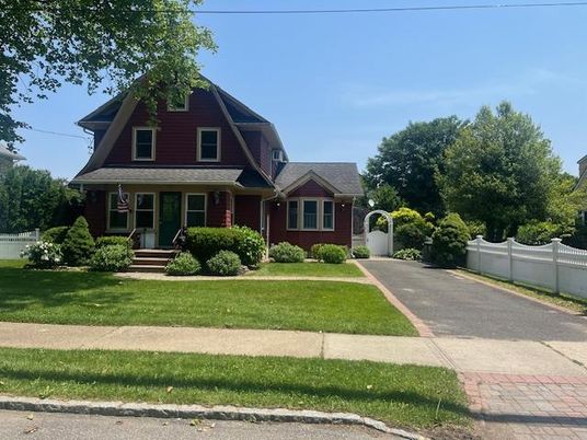 Exterior, Facade, Brick Facade, Queen Anne Victorian