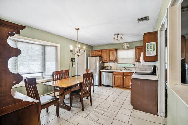 Chandelier, Dining room, Interior, Kitchen, Stainless Steel Appliances