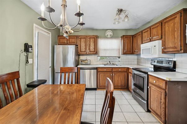 Chandelier, Dining room, Interior, Kitchen, Stainless Steel Appliances