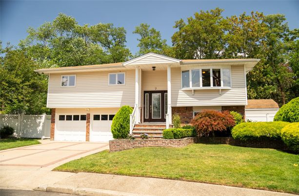 Attached, Exterior, Facade, Brick Facade, Raised Ranch