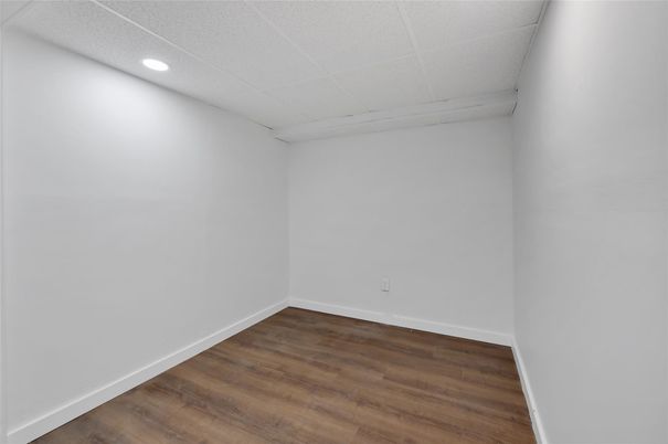 Empty room, Interior, Recessed Lighting, Walk-in Closets, Wood Texture Flooring