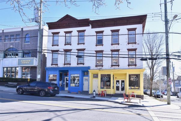 Exterior, Facade, Rowhouse
