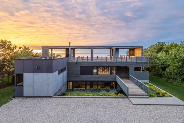 Exterior, Facade, Modern