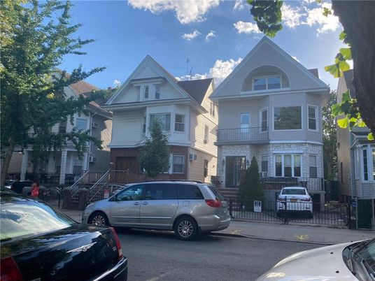 Exterior, Facade, Queen Anne Victorian
