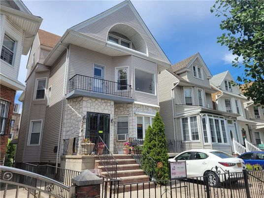 Exterior, Facade, Rowhouse