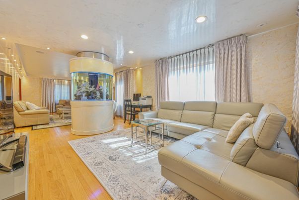 Interior, Living room, Recessed Lighting, Wood Texture Flooring