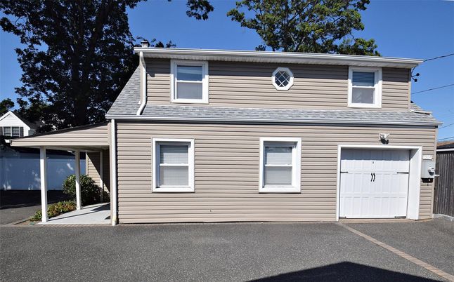 Attached, Exterior, Facade, Split Level