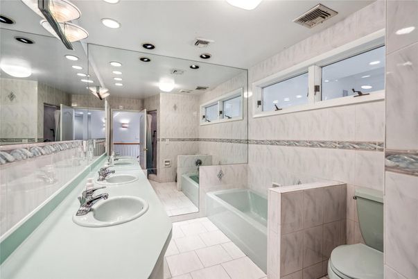 Bathroom, Dual Sink Vanities, Interior, Recessed Lighting