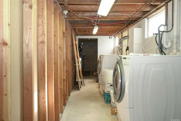 Interior, Washer, Wooden Beams