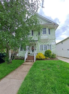 Exterior, Facade, American Foursquare
