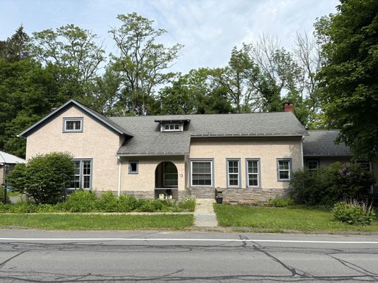 Exterior, Facade, Ranch