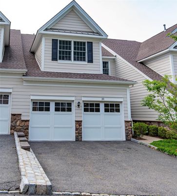 Attached, Exterior, Facade, American Craftsman