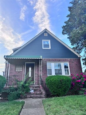 Exterior, Facade, Brick Facade, American Craftsman