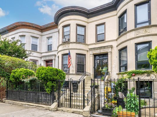 Exterior, Facade, Brownstone
