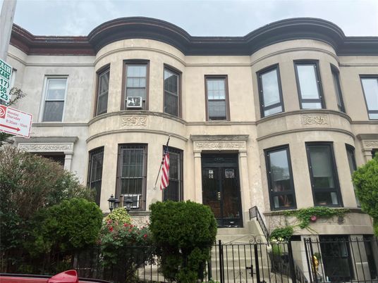 Exterior, Facade, Brownstone