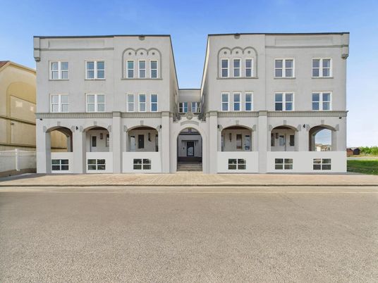 Exterior, Facade, Rowhouse