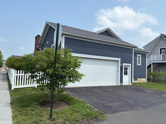 Attached, Exterior, Facade, Cape Cod