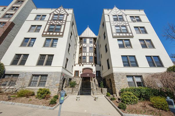 Exterior, Facade, Rowhouse