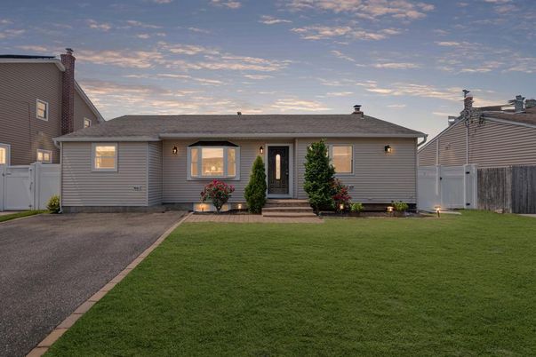 Exterior, Facade, Cape Cod