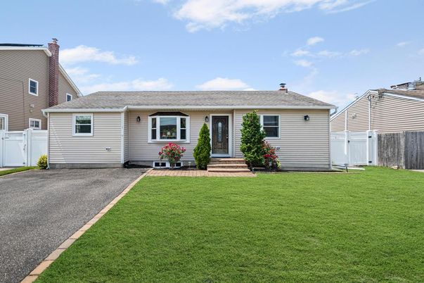 Exterior, Facade, Cape Cod