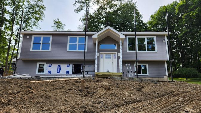 Exterior, Facade, Raised Ranch