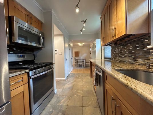 Chandelier, Dining room, Interior, Kitchen, Stainless Steel Appliances