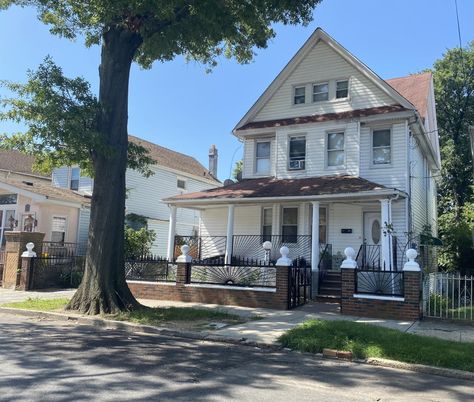 Exterior, Facade, Queen Anne Victorian