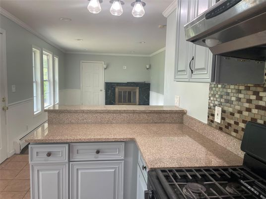 Fireplace, Interior, Kitchen, Recessed Lighting