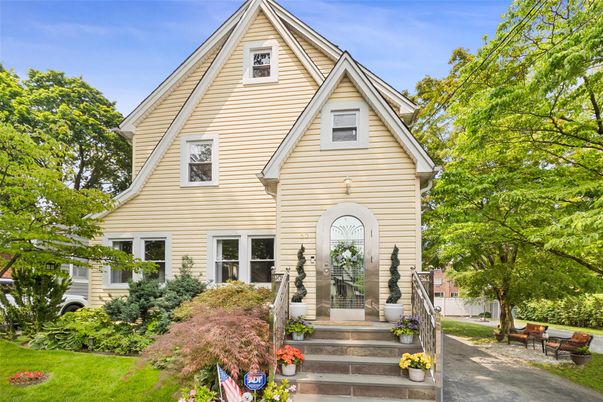 Exterior, Facade, Queen Anne Victorian