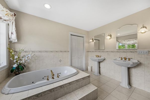 Bathroom, Dual Sink Vanities, Interior, Recessed Lighting