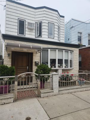 Exterior, Facade, Rowhouse