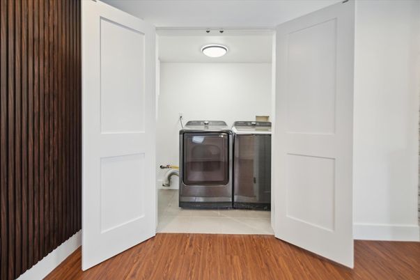 Interior, Washer, Wood Texture Flooring