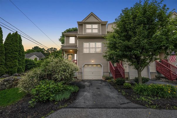 Attached, Exterior, Facade, Queen Anne Victorian