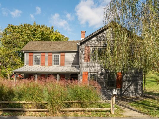 Exterior, Facade, American Foursquare