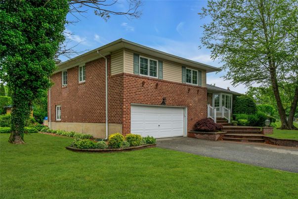 Attached, Exterior, Facade, Brick Facade, Split Level