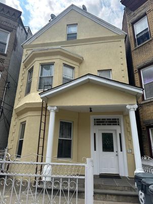 Exterior, Facade, Rowhouse