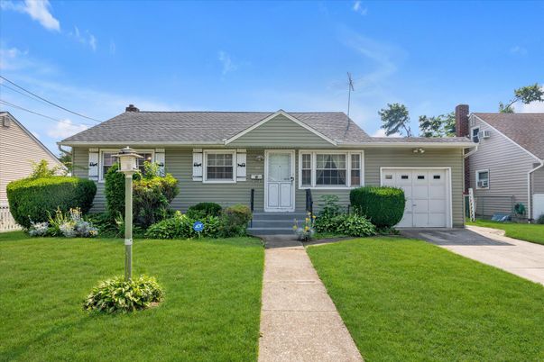 Attached, Exterior, Facade, Cape Cod
