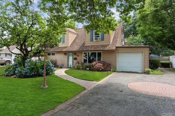 Attached, Exterior, Facade, Cape Cod