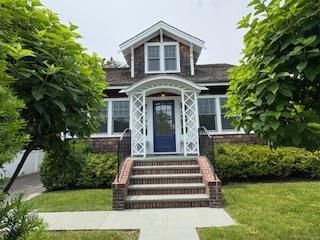 Backyard, Exterior, Facade, Queen Anne Victorian