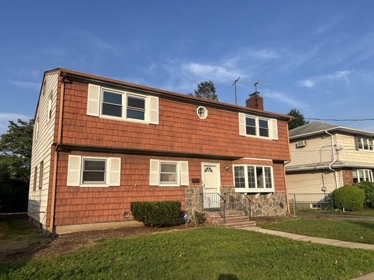 Exterior, Facade, Split Level