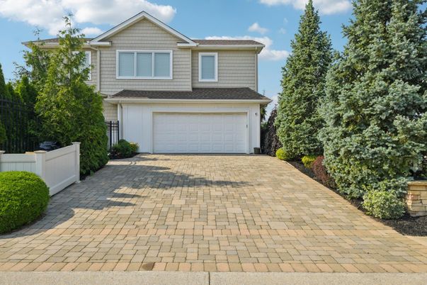 Attached, Exterior, Facade, American Craftsman