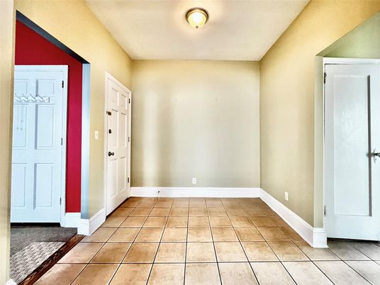 Empty room, Interior